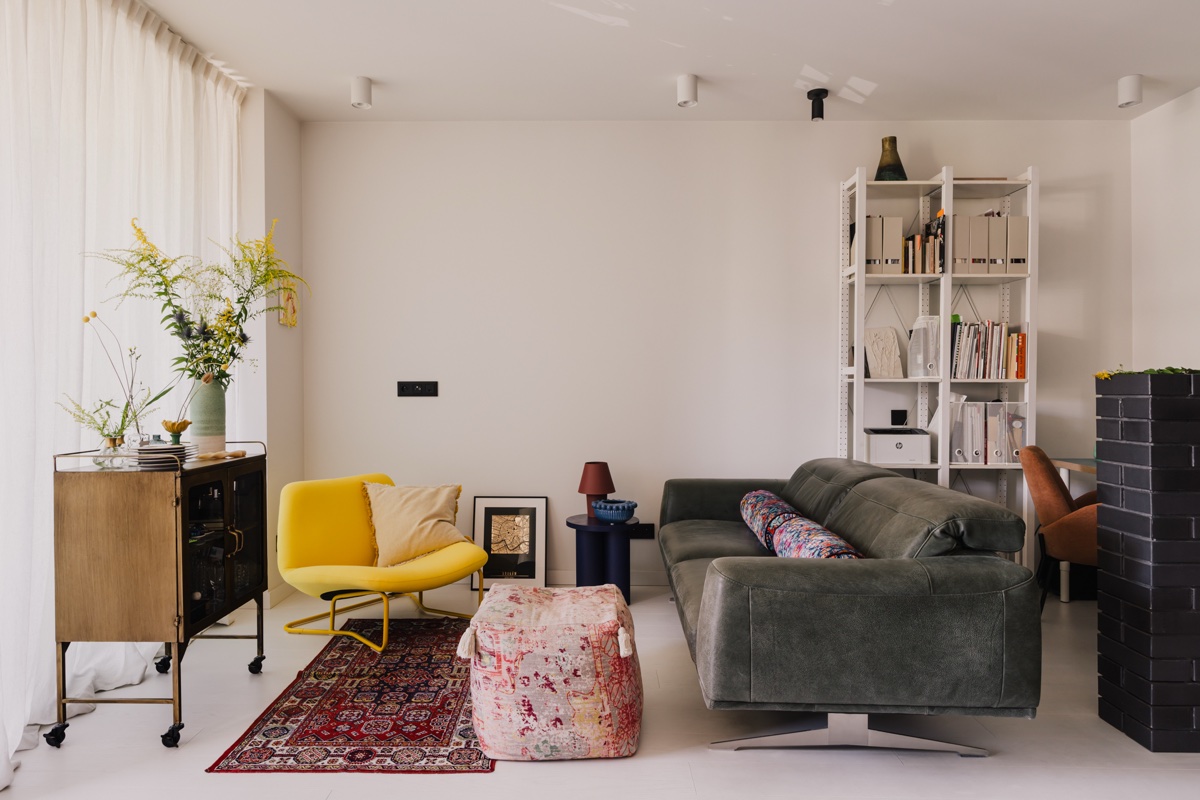 Jasny salon z kolorowymi akcentami